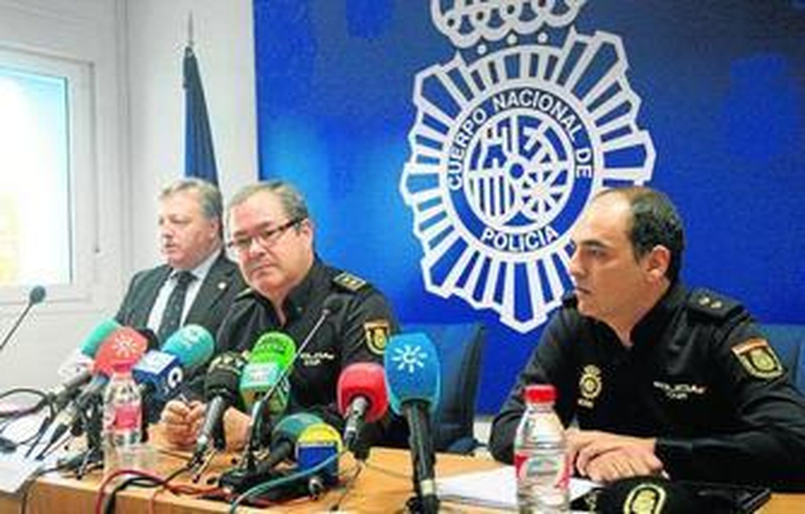 El subdelegado del Gobierno y agentes de la Policía Nacional, informando del operativo.