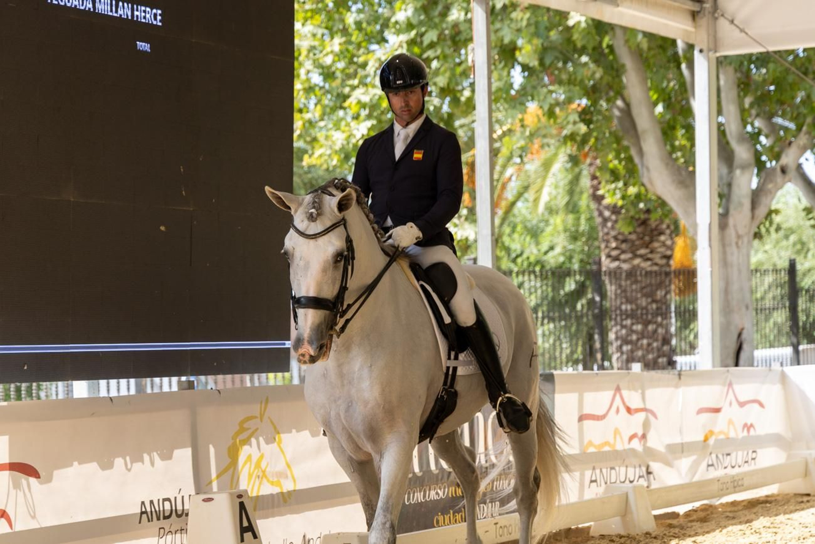 Anducab rinde homenaje a la unidad de caballería de la Policía Nacional
