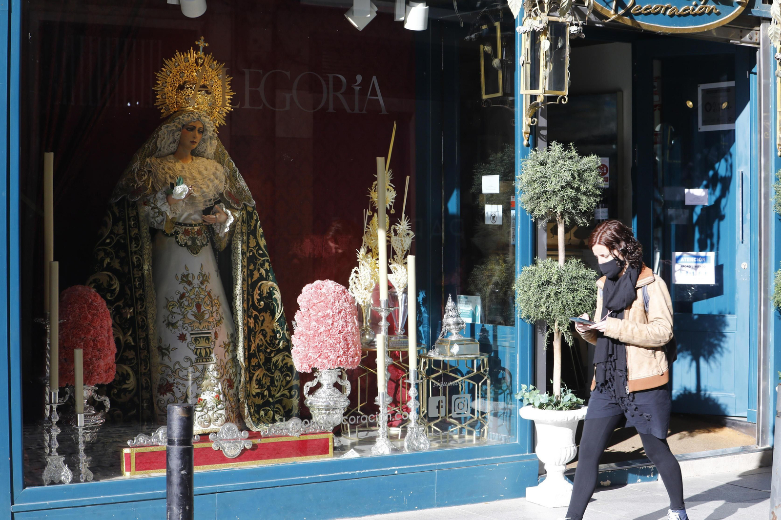 El comercio de Córdoba se engalana para la Pasión