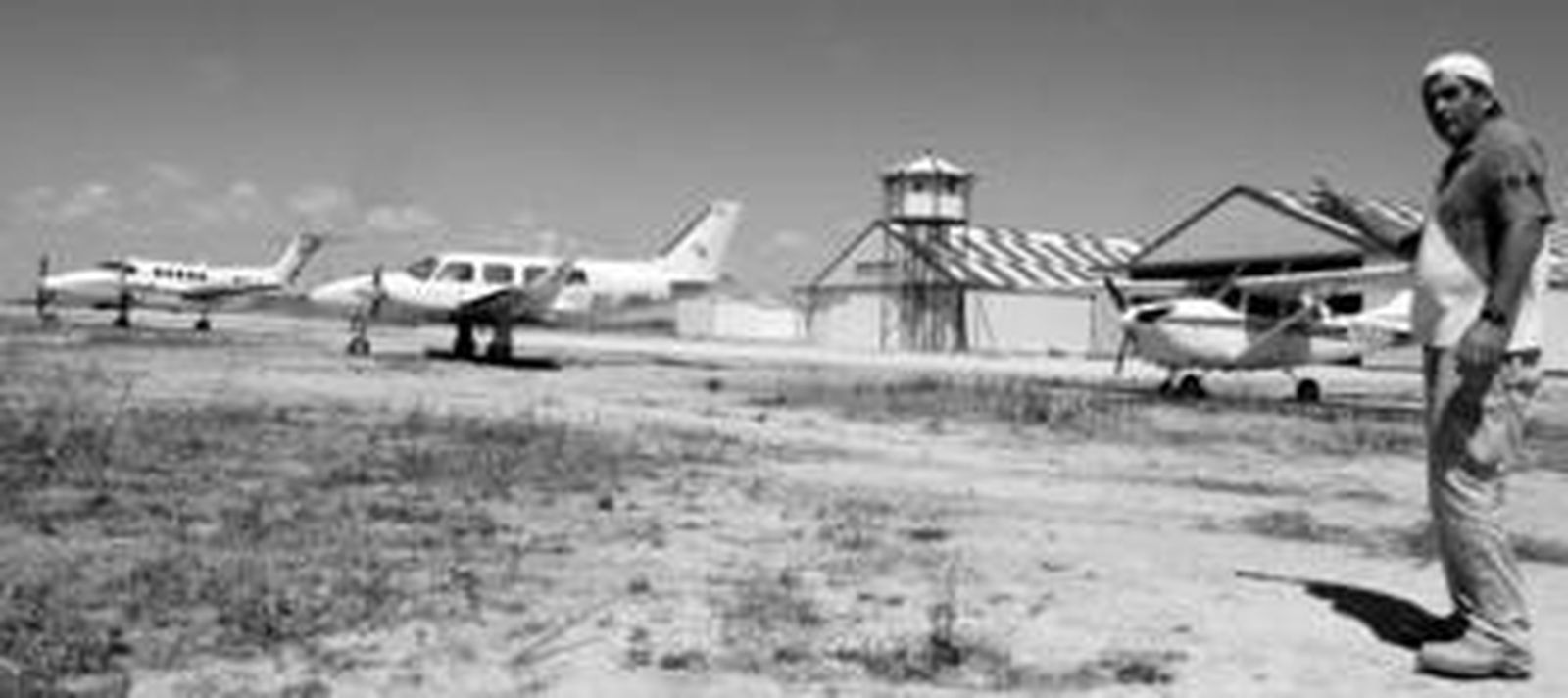 Las tres aeronaves intervenidas en la operación 'Ládano' están inmovilizadas en el aeródromo de Trebujena. En el fondo el avión 'King Air', seguido de un 'Pipper Navajo' y una 'Cessna 206'.