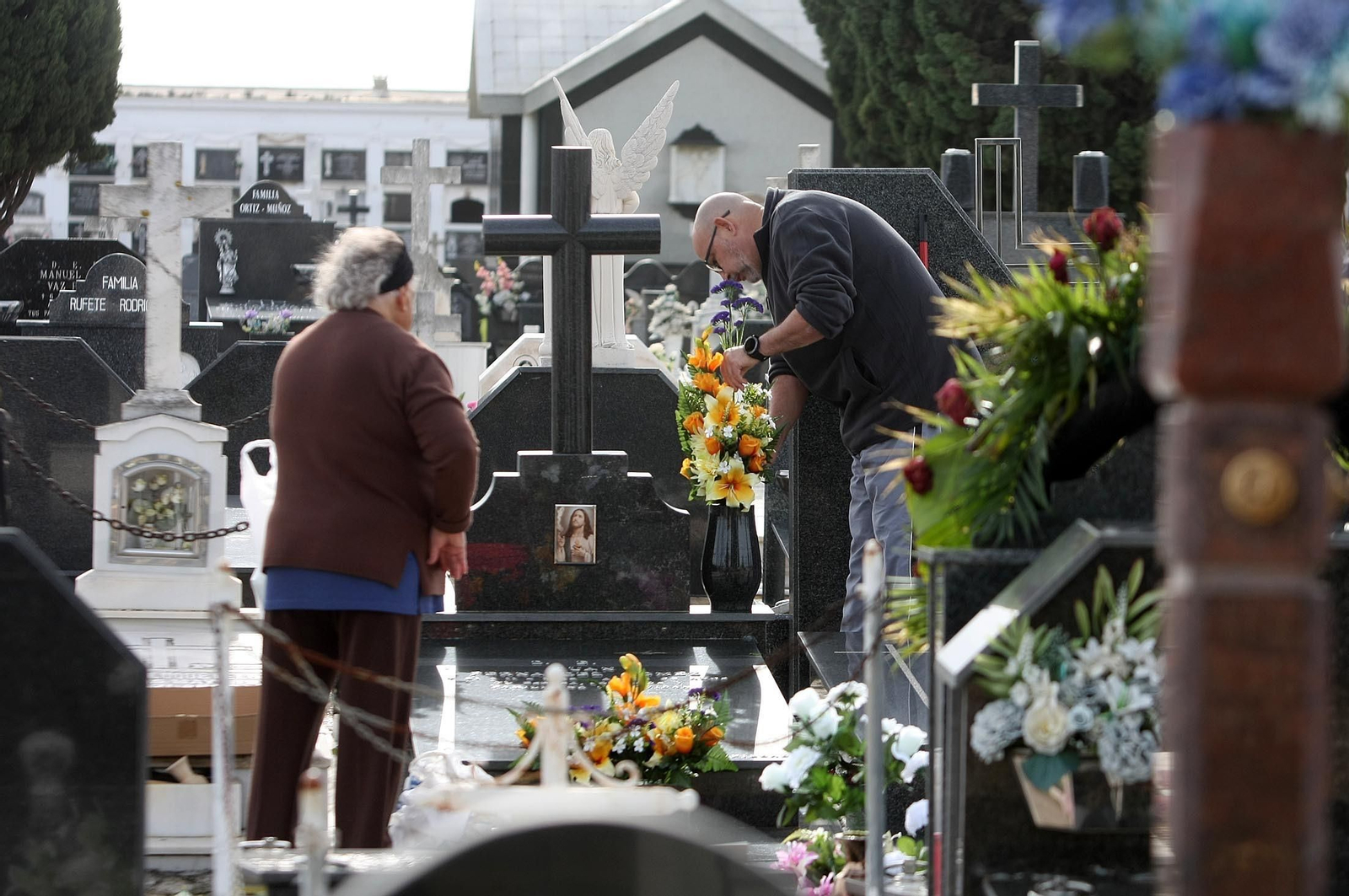 Imágenes del ambiente en el cementerio La Soledad, Huelva