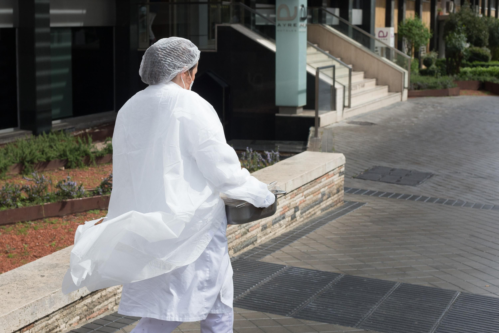 Una sanitaria con material de protección.