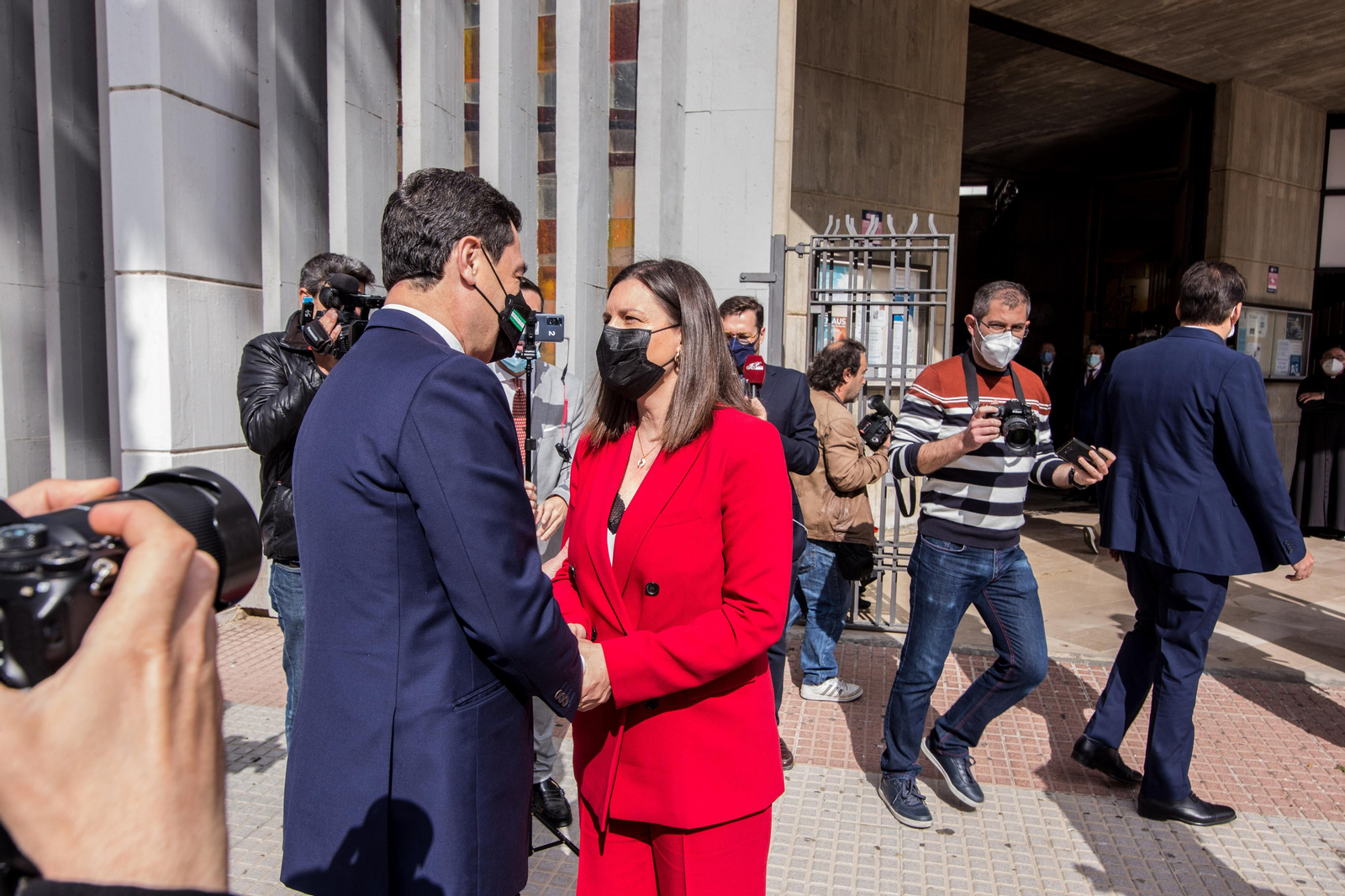 Así ha sido la visita del presidente de la Junta a las hermandades del Lunes Santo de San Fernando
