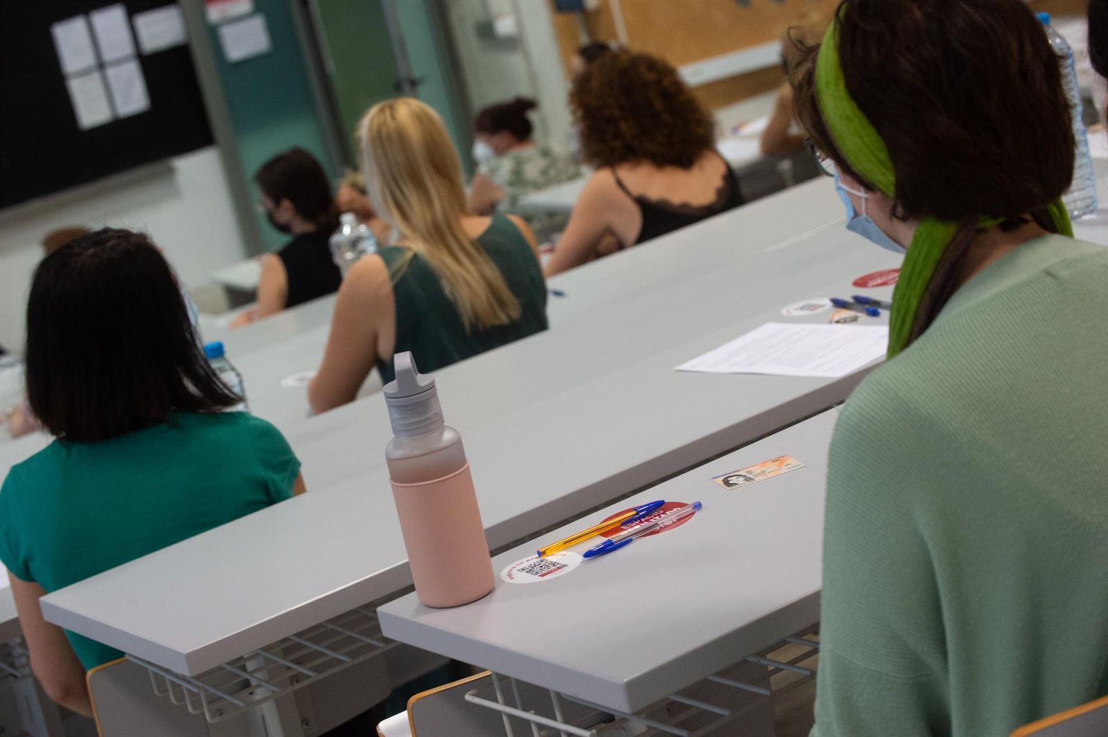 Varios opositores esperan antes de hacer el examen.