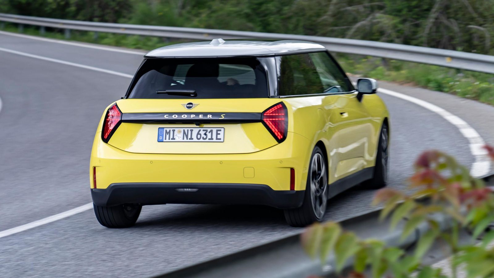 En el mercado apenas hay modelos eléctricos con tres puertas, como el Cooper; aunque sí son más numerosos los de cinco.