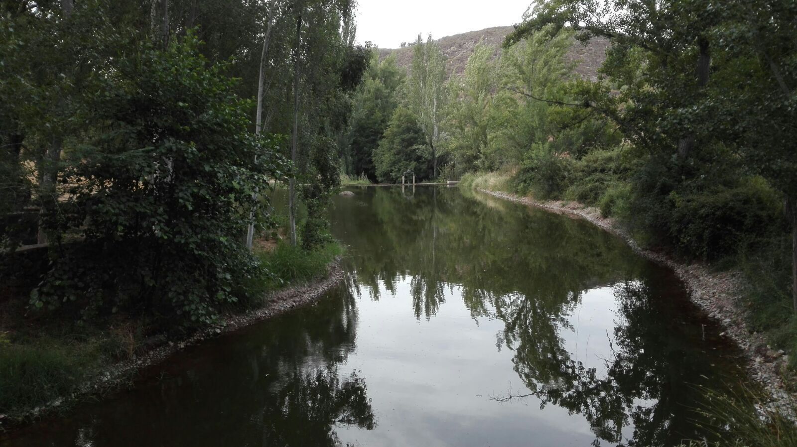 La presa del Dundún antes y después del vaciado tras producirse el vertido de purines de los cerdos.