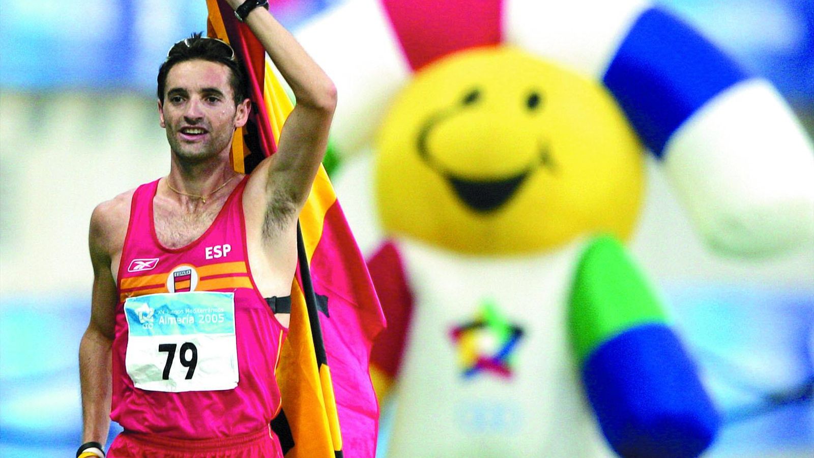 Paquillo Fernández durante su participación en los Juegos del Mediterráneo 2005 junto a la mascota del evento, Indalete