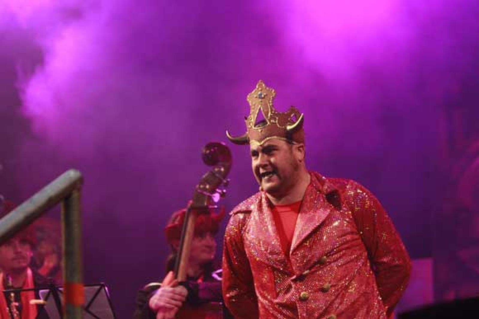 El comparsista Andrés Ramírez fue el alter ego de Paco Trujillo durante el pregón./Fotos:Lourdes de Vicente

Foto: Lourdes de Vicente