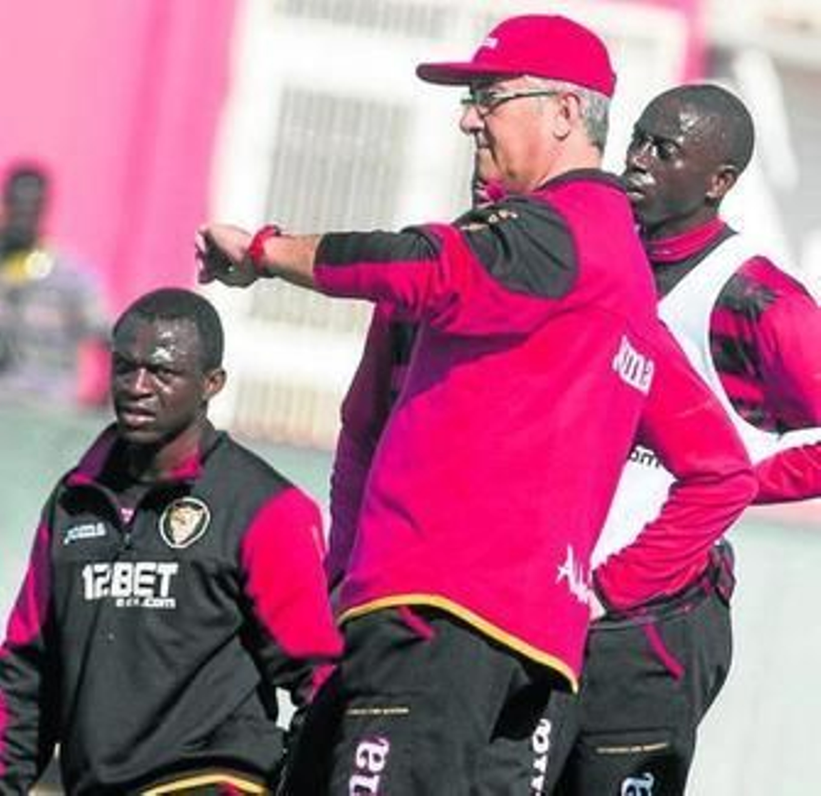 Kone, junto a Dabo, tras Manzano en la sesión de ayer.