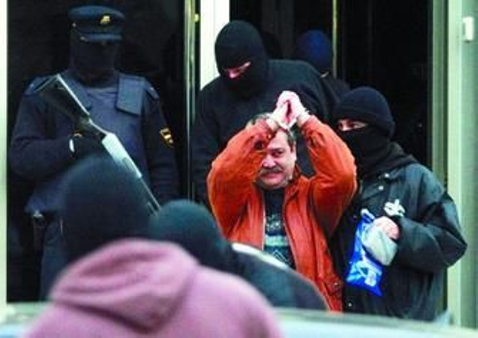 Xabier María Salutregi, ex director del diario 'Egin', lanza un saludo esposado tras ser detenido ayer en San Sebastián.