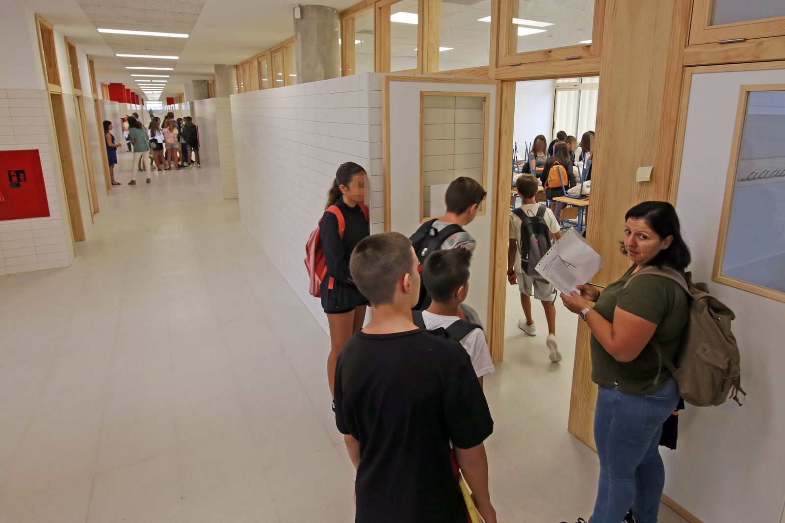 Varios alumnos, accediendo a una de las aulas.