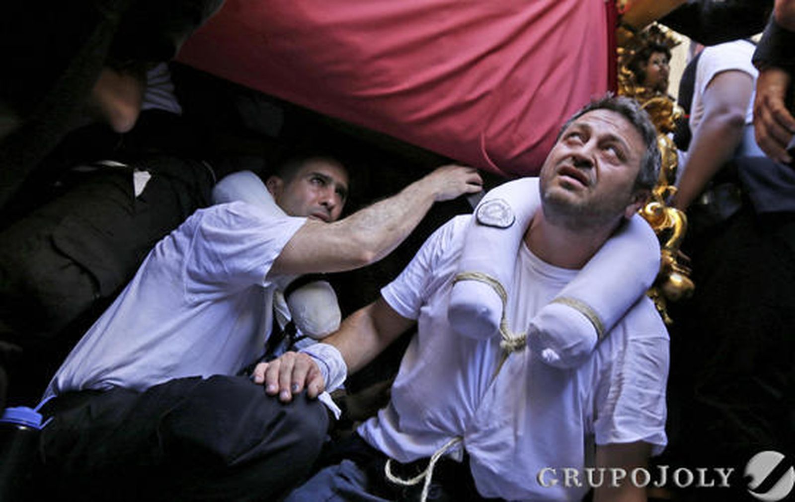 Costaleros de la Hermandad de La Coronación durante un receso en su trabajo, que ayer fue más duro por el calor.

Foto: Miguel Angel Gonzalez