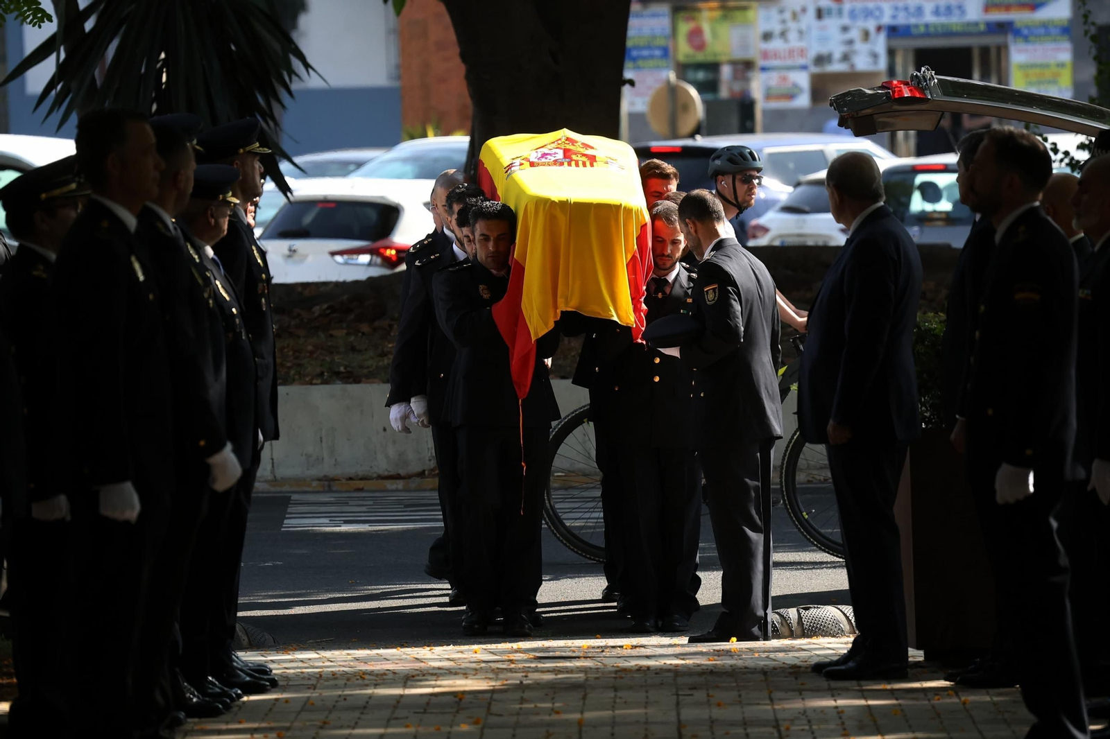 Compañeros de Antonio portan el féretro de su compañero fallecido.