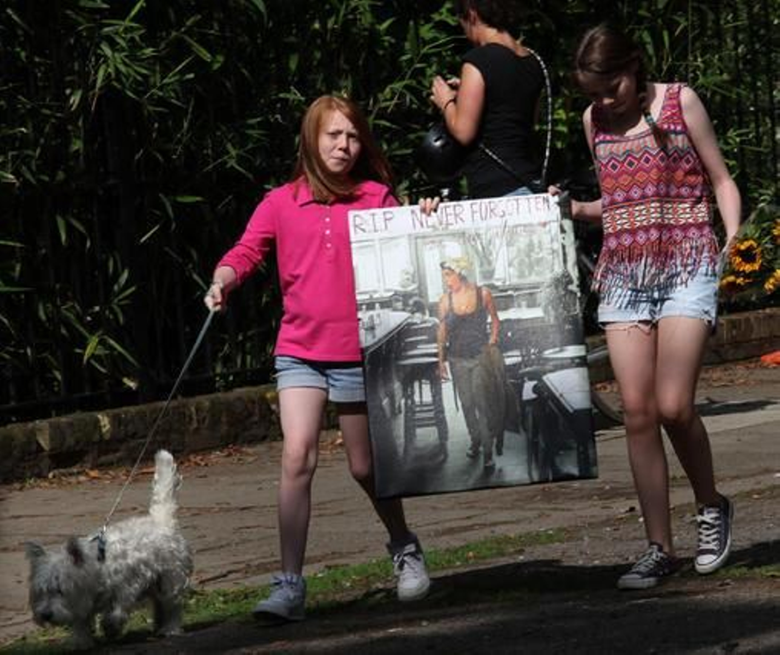 Numerosos fans y conocidos de la artistas, se han desplazado hasta su domicilio para mostrar su dolor. 

Foto: AFP