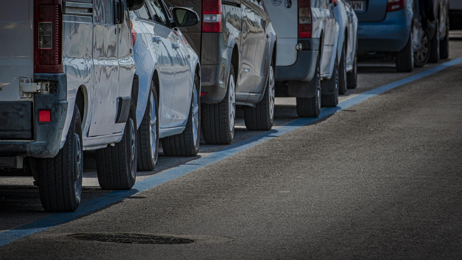 Zona azul de aparcamiento en el Paseo Marítimo.