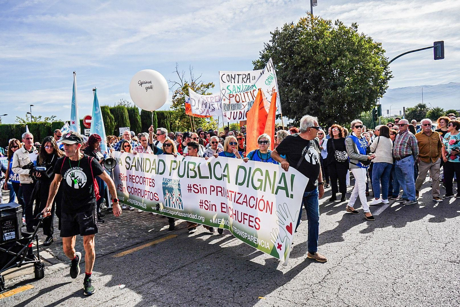 Todas las imágenes de la multitudinaria manifestación por la sanidad pública "digna y de calidad" en Granada