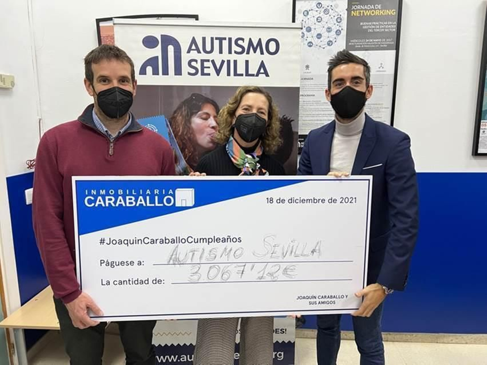 Entrega del cheque donado por el empresario sevillano Joaquín Caraballo a Mercedes Molina, presidenta de Autismo Sevilla.