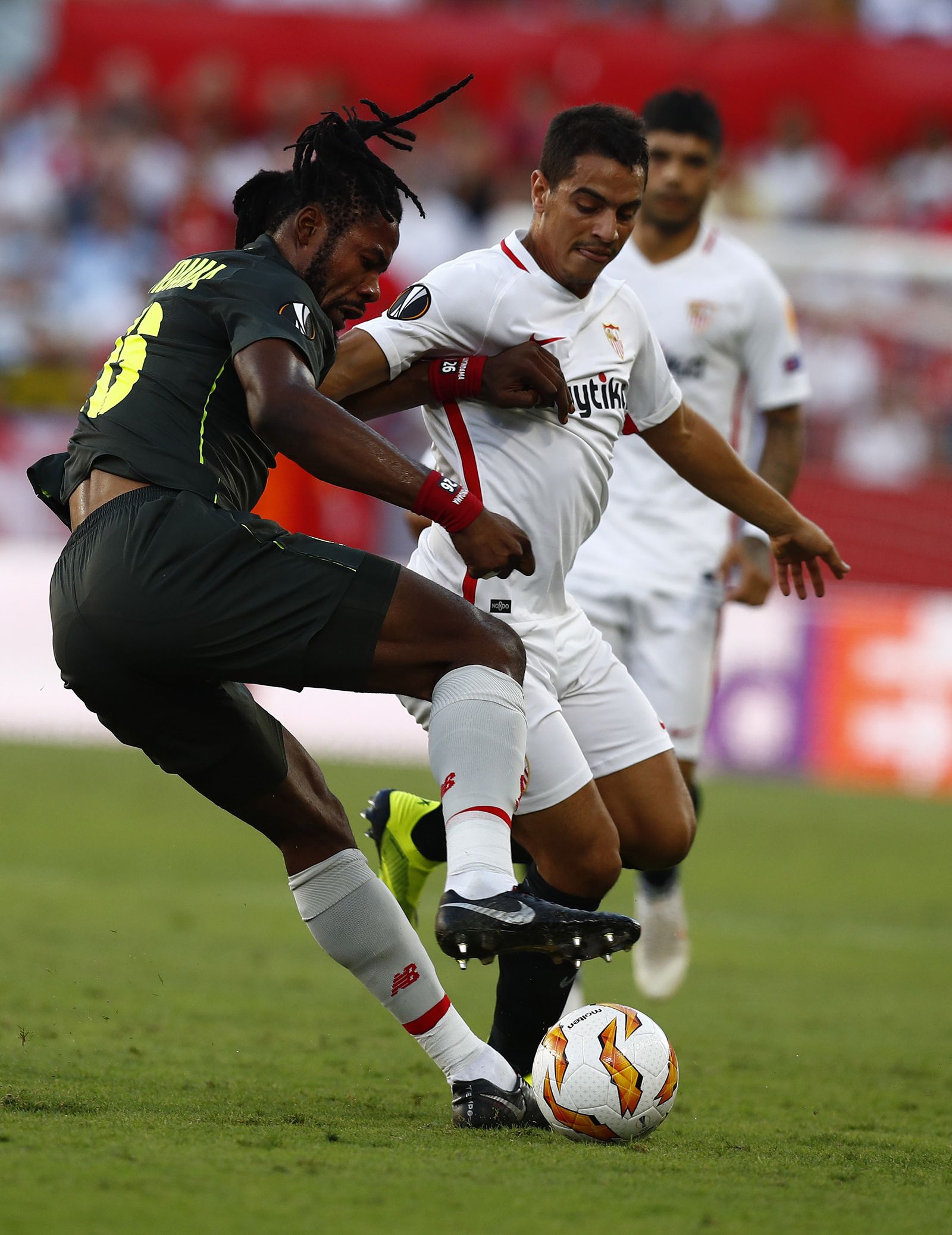 El bigoleador Ben Yedder pelea un balón con Luyindama.