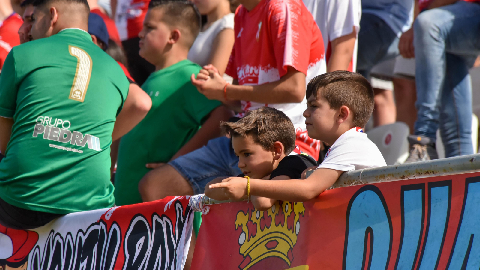 Fotos de la afición durante el Algeciras CF - AD Merída en el estadio municipal de Algeciras
