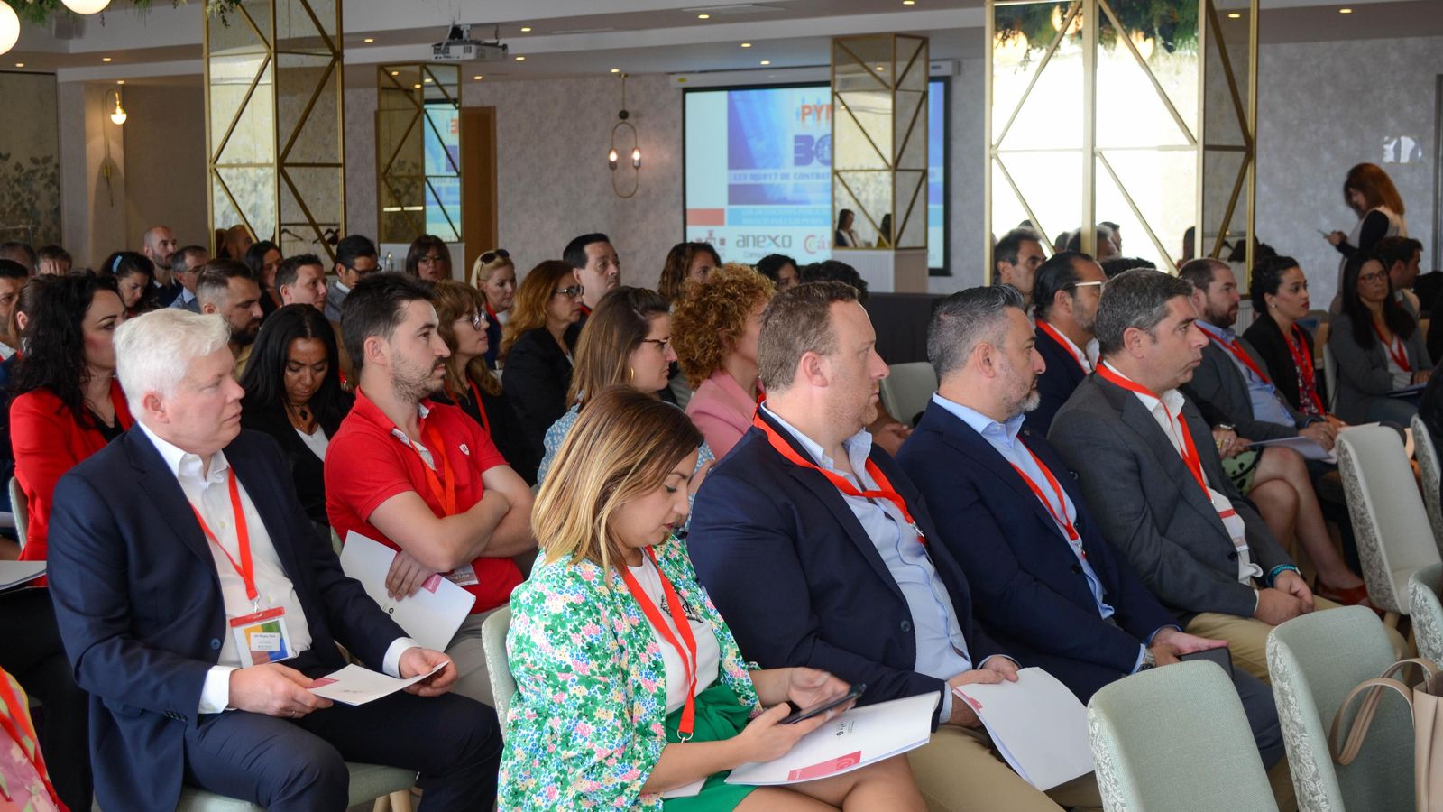 Los participantes durante una de las ponencias.