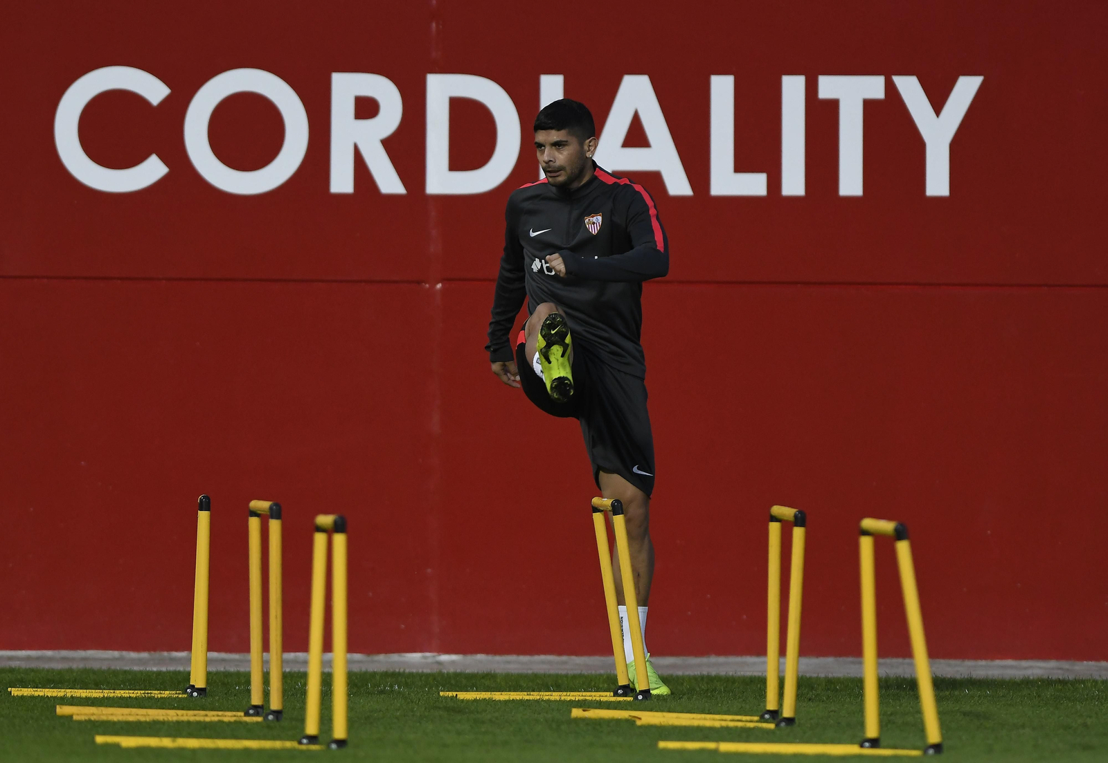 Banega se ejercita en la ciudad deportiva.