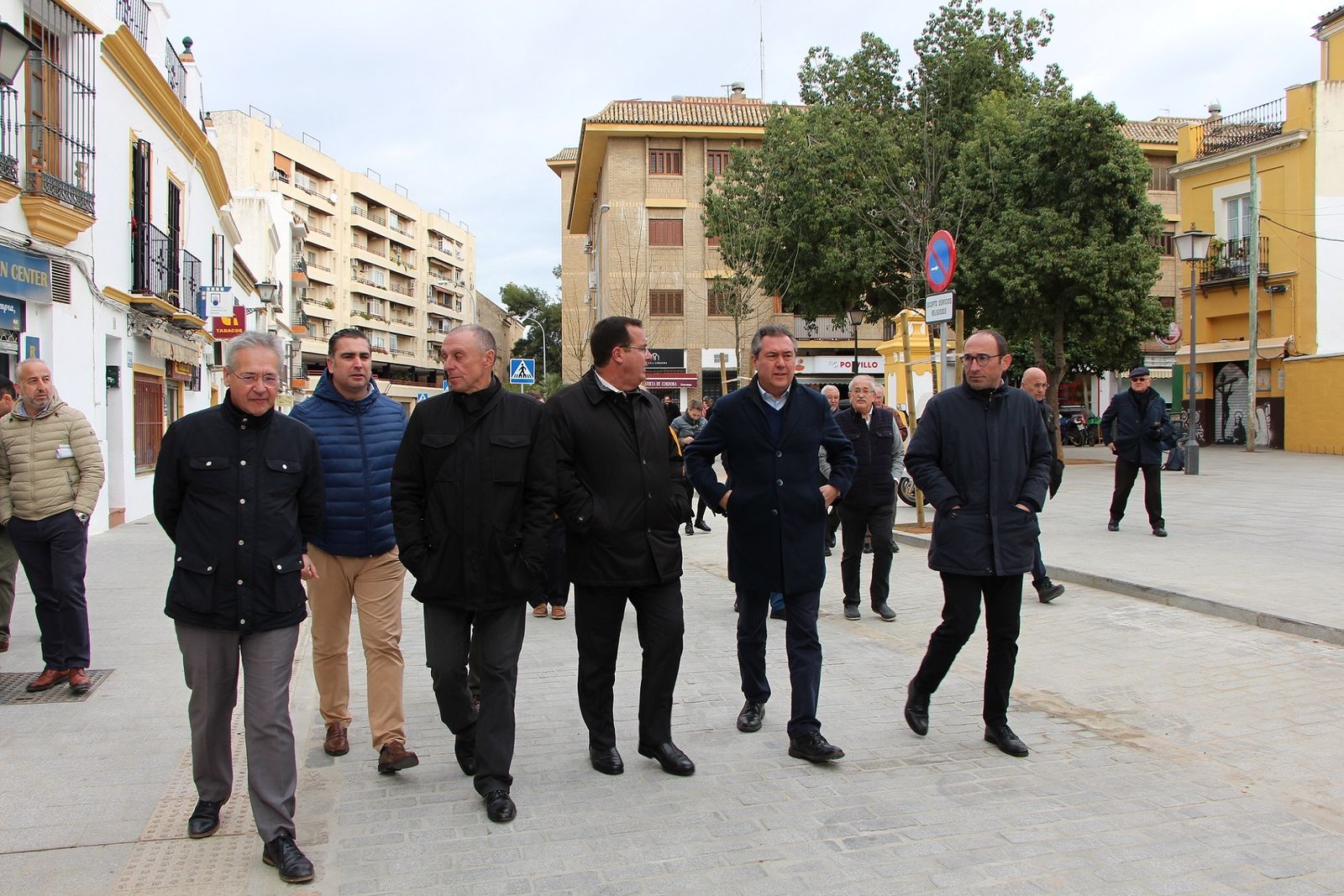 El alcalde Juan Espadas junto al delegado del casco Antiguio, Juan Carlos Cabrera, en San Julián.
