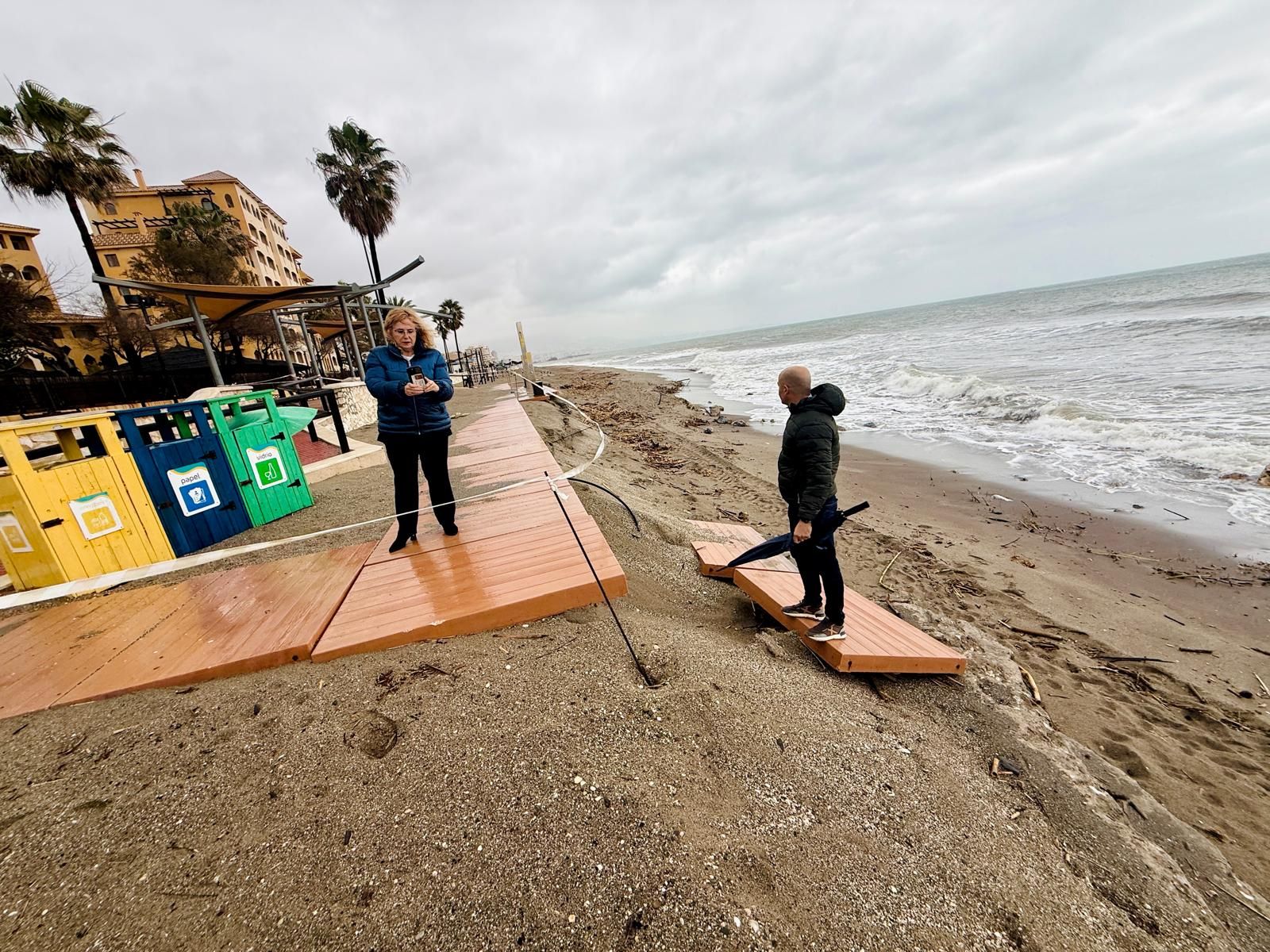 La alcaldesa, Ana Mula, y el edil de Playas, José Sánchez, comprueban los efectos de los temporales en el litoral.