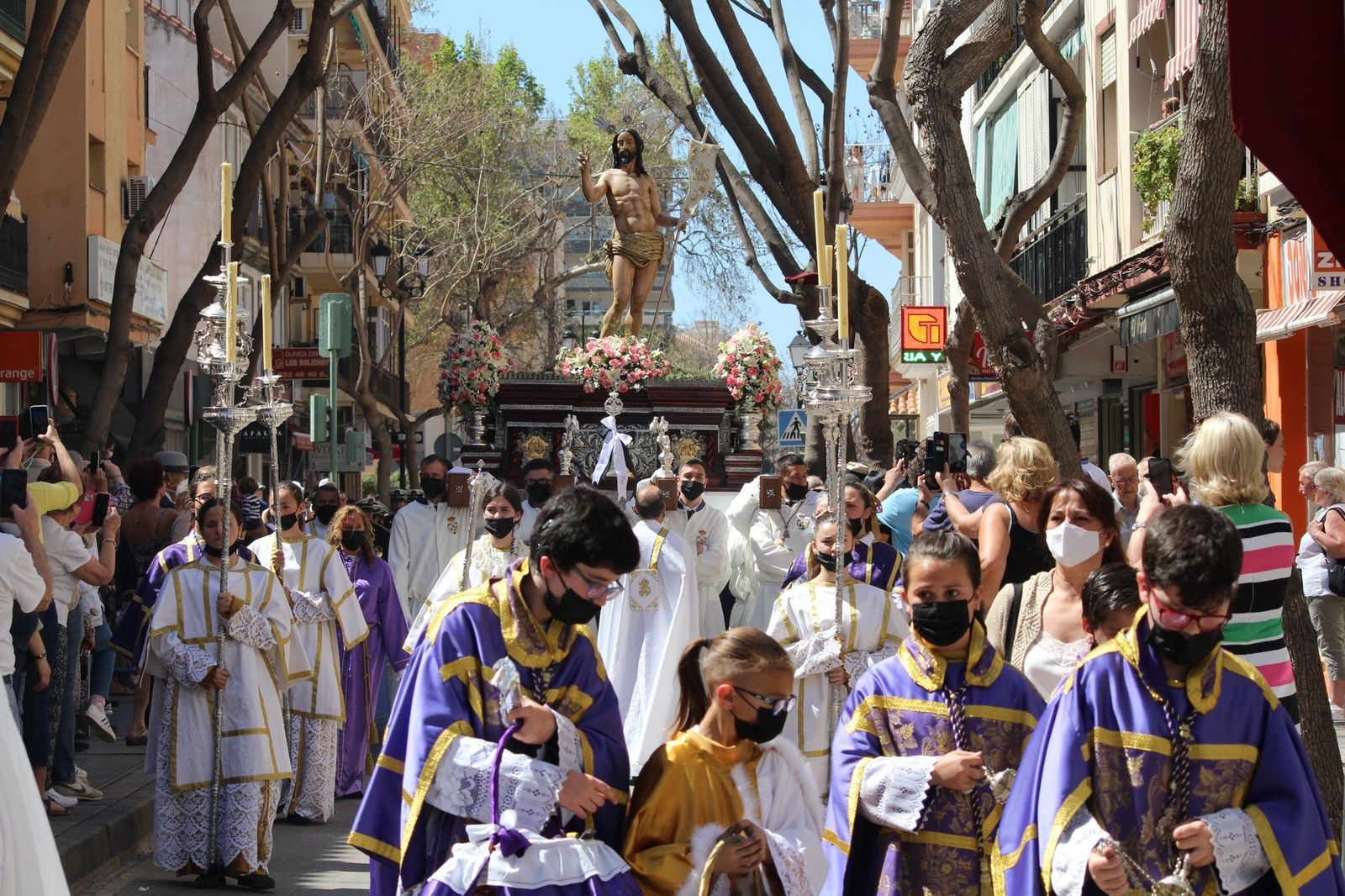 El trono de Jesús Resucitado a su paso por Fuengirola.