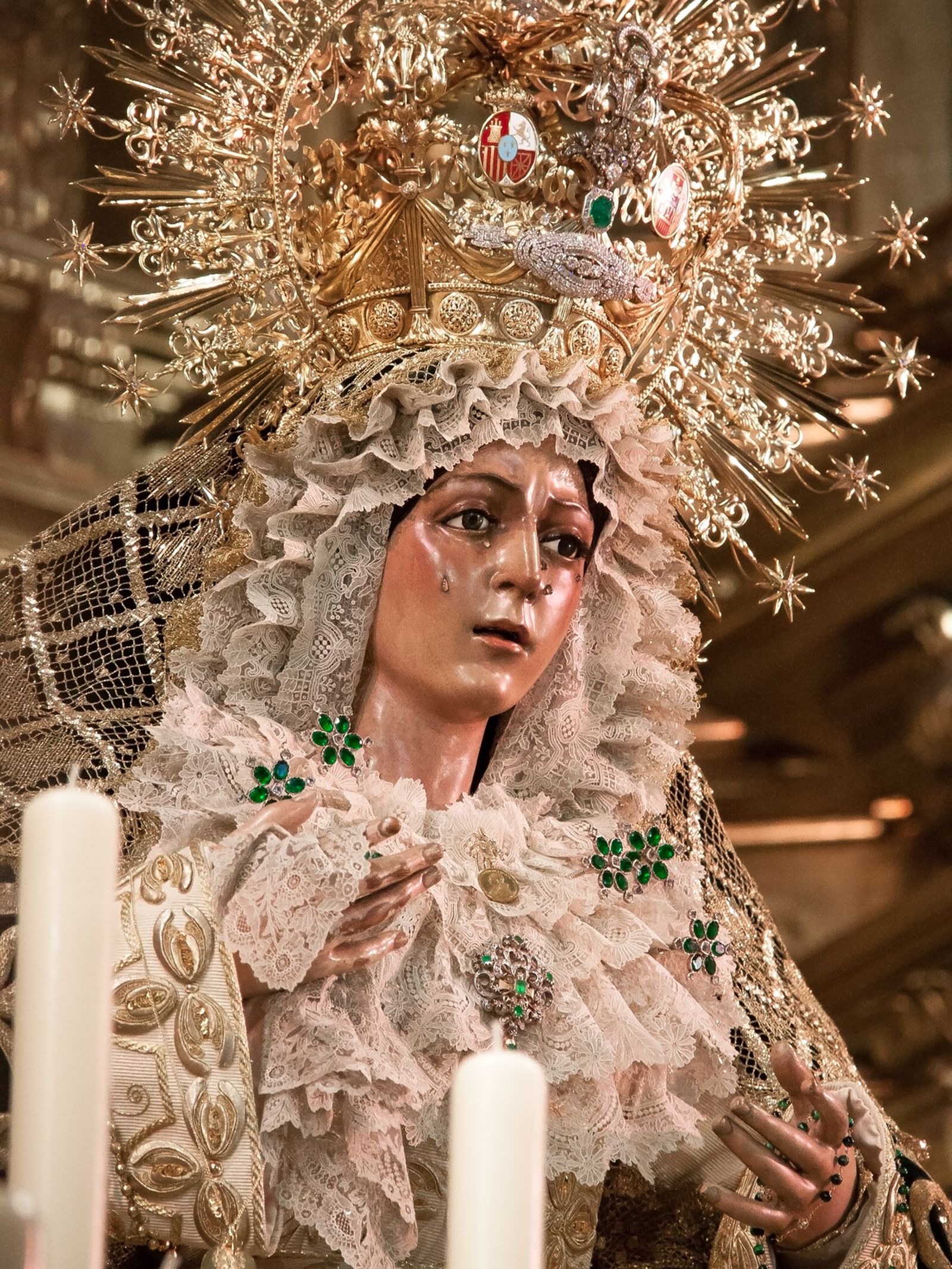 La Esperanza Macarena en su altar para el septenario