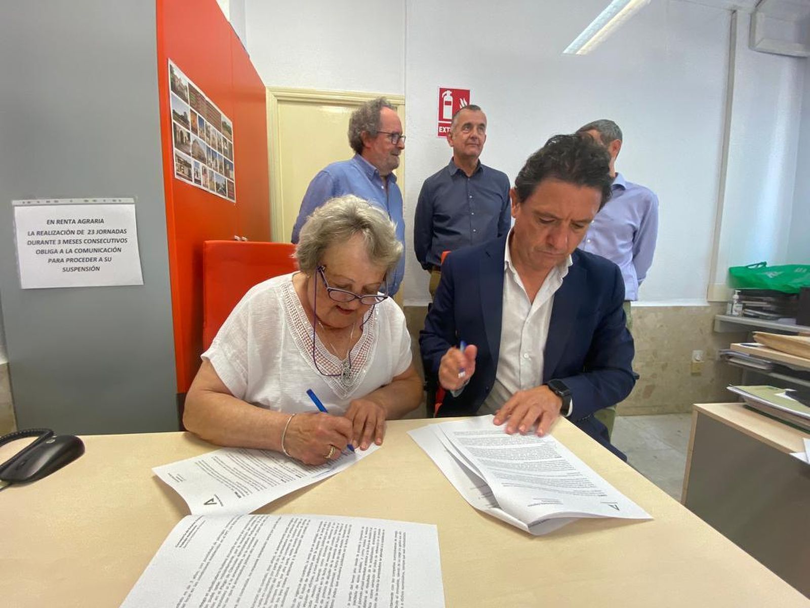 El delegado territorial de Empleo, firmando el contrato de arrendamiento de la nueva oficina del SAE.