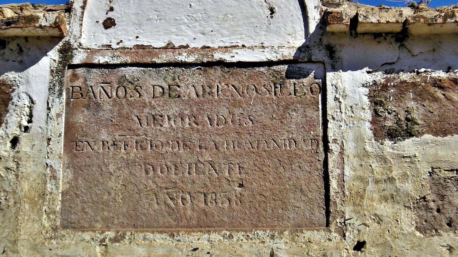 Lápida en los baños del Arenosillo.