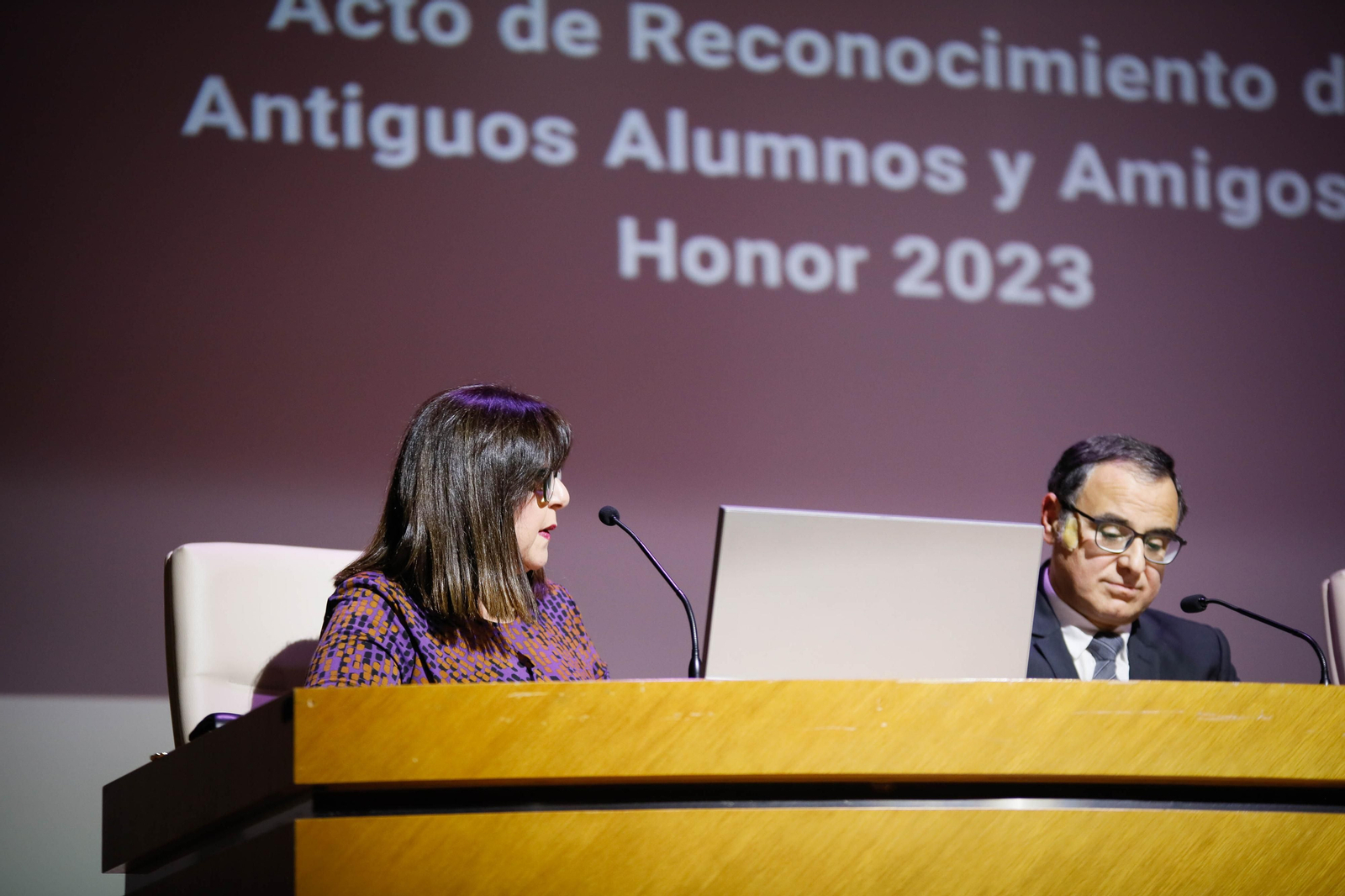 Imágenes del acto de reconocimiento a antiguos alumnos y amigos de honor en la UAL