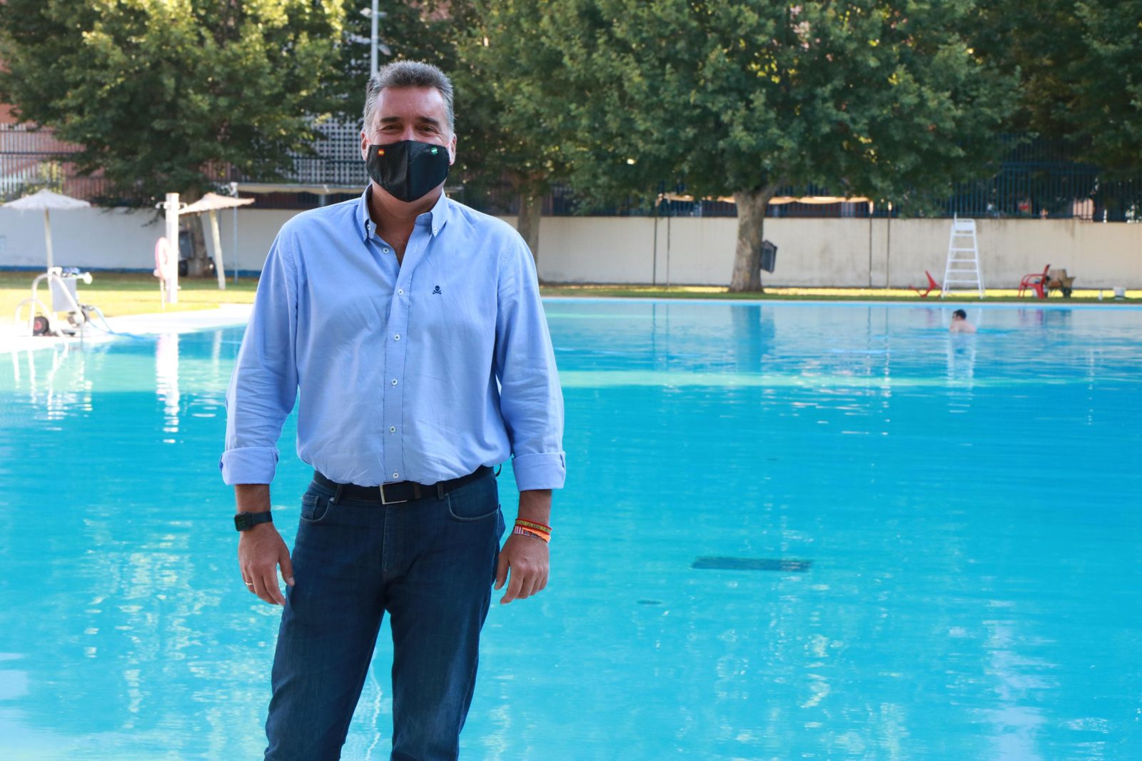 El presidente del Imdeco, Manuel Torrejimeno, en una visita a la piscina de la Fuensanta.
