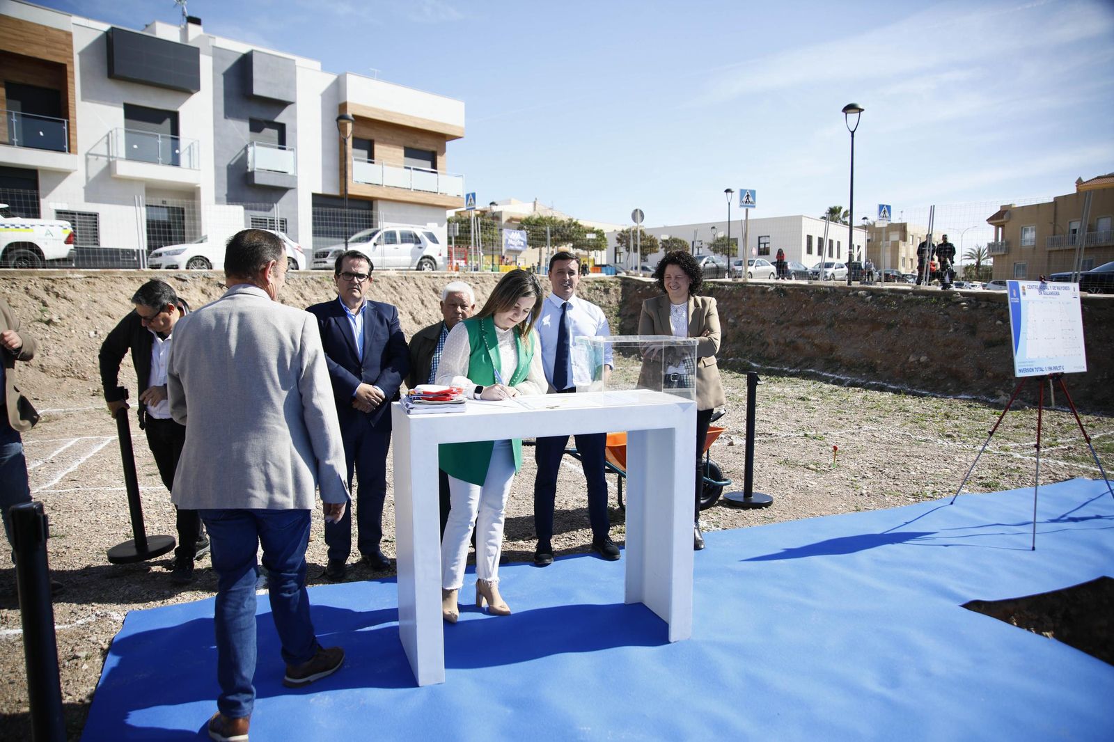 Las imágenes de la primera piedra del Centro de mayores en Balanegra