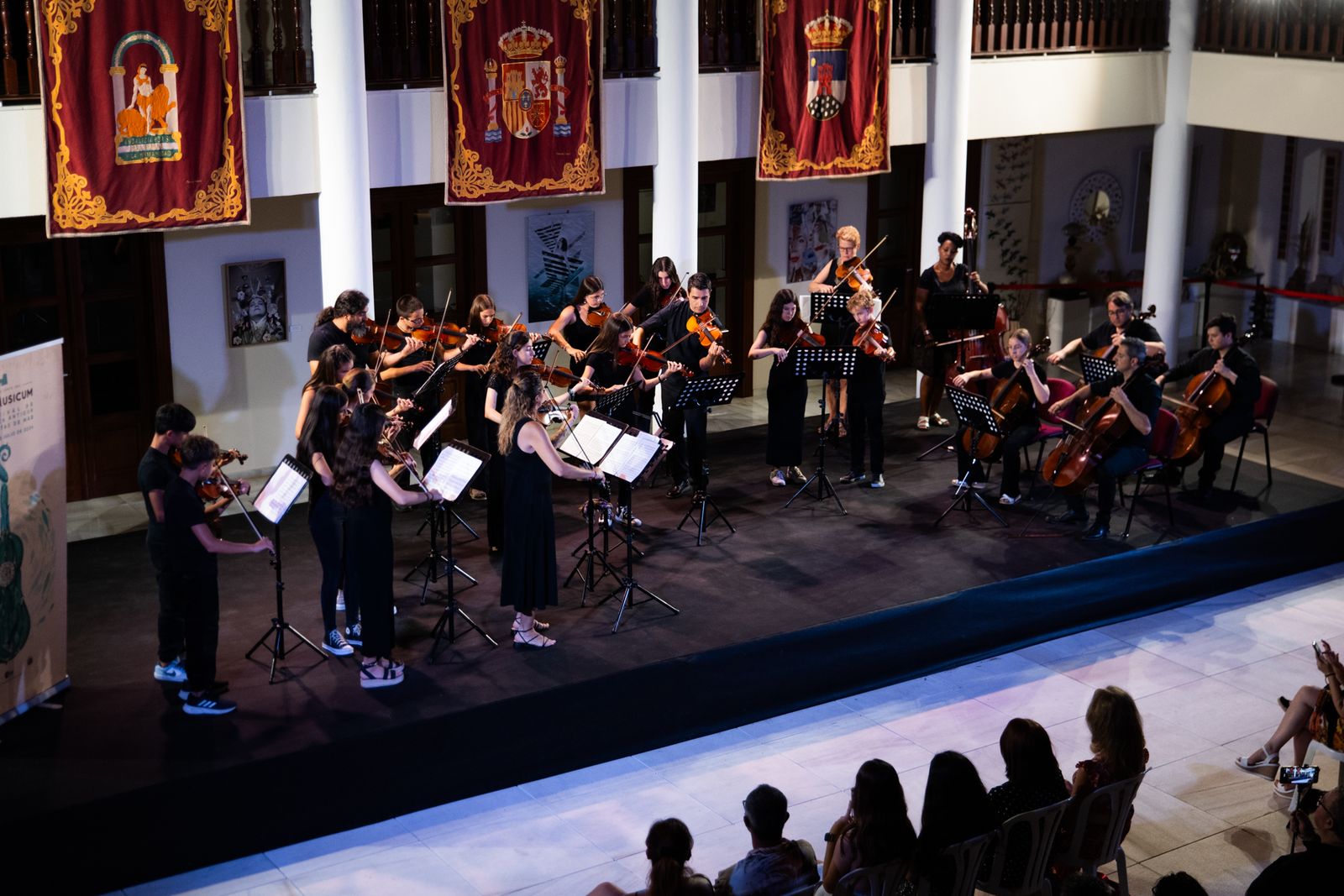 La Orquesta Joven de la Escuela Municipal de Música de Roquetas dirigida por María del Mar Ibáñez.