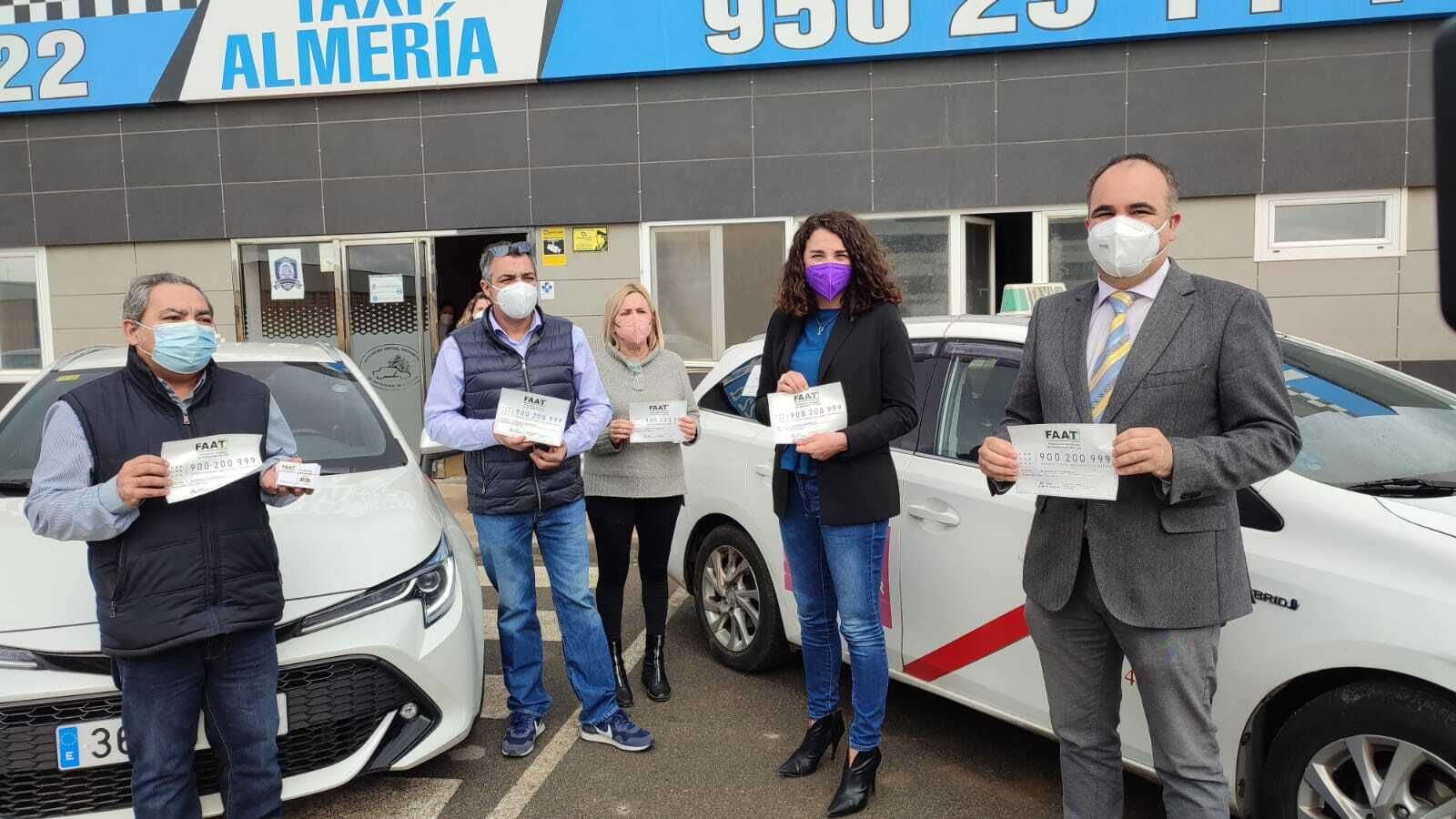 La coordinadora el IAM junto al delegado de Igualdad presentan la campaña en la Ciudad del Taxi de Almería