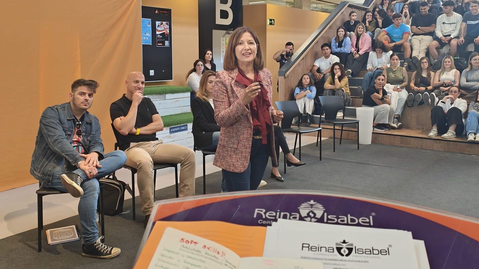 La concejala de Educación, Empleo e Igualdad del Ayuntamiento de Granada, Encarnación González Fernández, durante el acto de clausura.