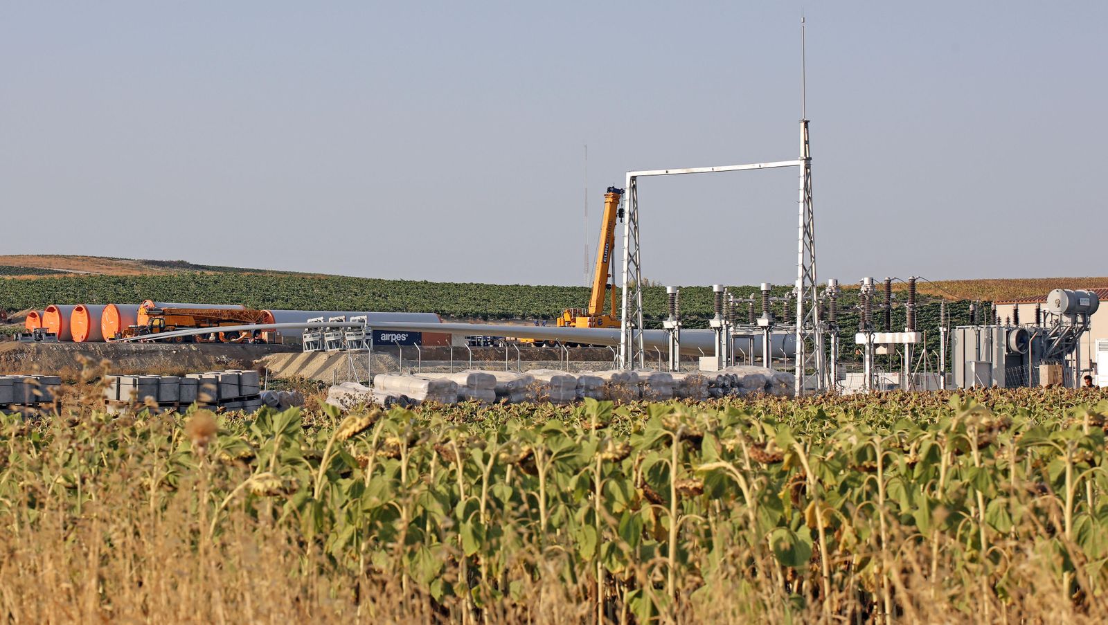 Trabajos del parque eólico El Barroso cuya subestación eléctrica, dentro de la zona de viñedo protegido, compartirá el parque solar proyectado por Capital Energy.
