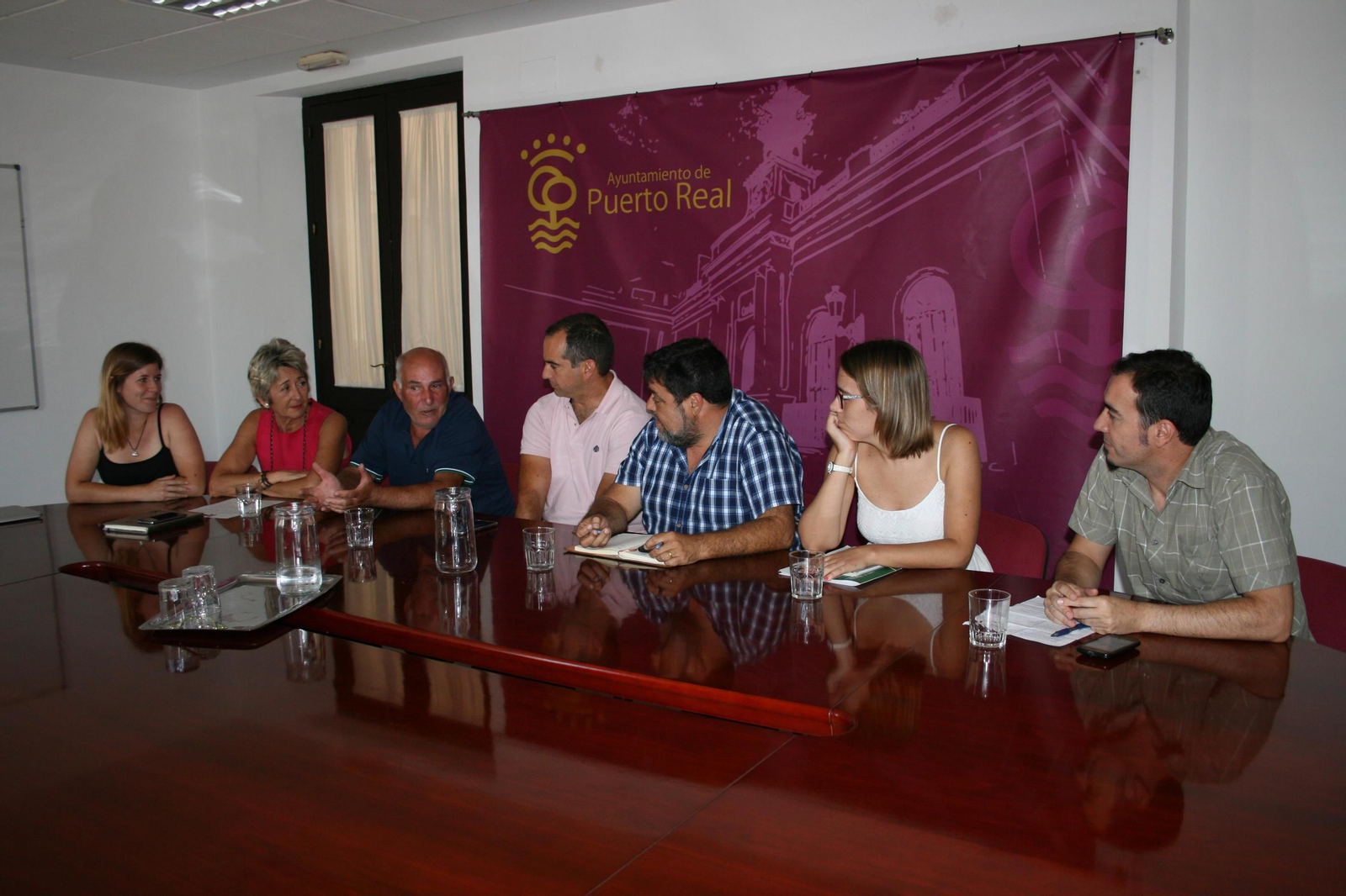 Algunos de los participantes en la mesa de trabajo para buscar soluciones a la invasión del camarón pistola.