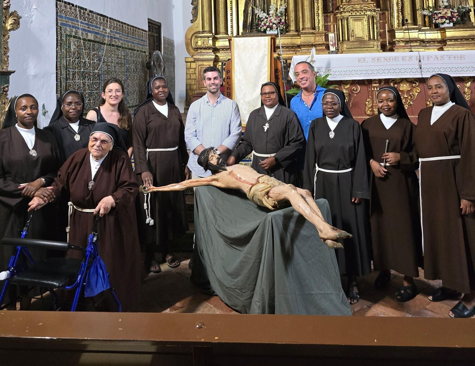 El Cristo del Calvario, junto a la comunidad de clarisas, el restaurador Darío Ojeda y el concejal Ramón Gavira.