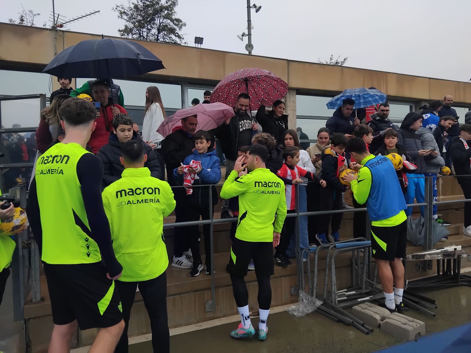 Varios de los jugadores firmando a los aficionados presentes en el Anexo al término del entrenamiento.