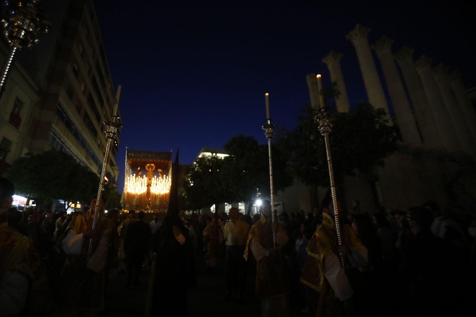 Viernes Santo en Córdoba: la procesión del Santo Sepulcro, en imágenes