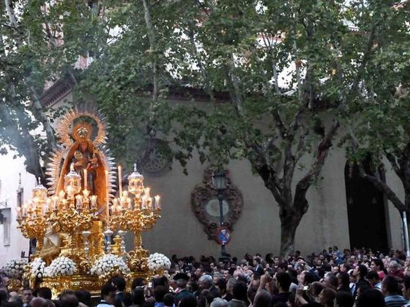La incomparable Virgen del Amparo de la Magdalena culminó el programa de Glorias el domingo con una enorme afluencia de público.

Foto: Ruesga Bono