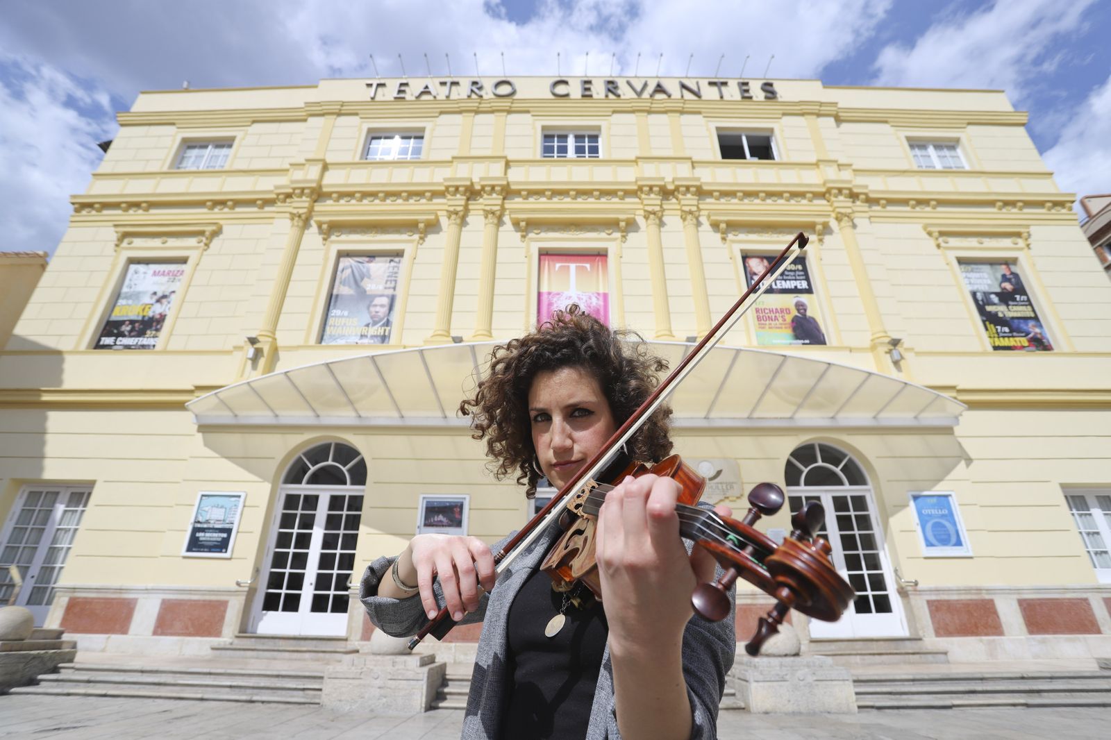 La violinista malagueña Marina Peláez, frente al Teatro Cervantes.