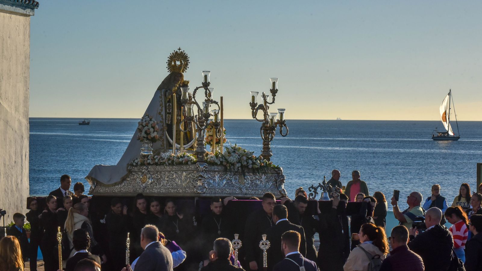 La procesión de la Virgen del Carmen en La Línea por el día de Todos los Santos, en imágenes