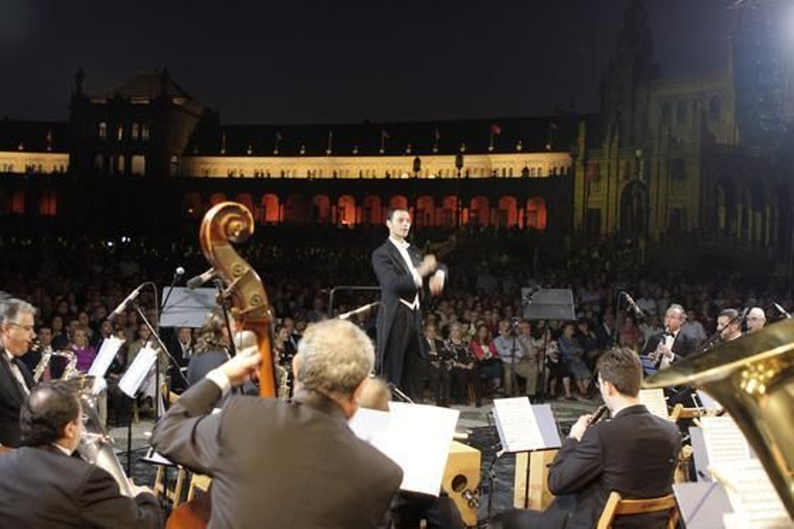 Un concierto reinaugura la Plaza de España.

Foto: José Ángel García