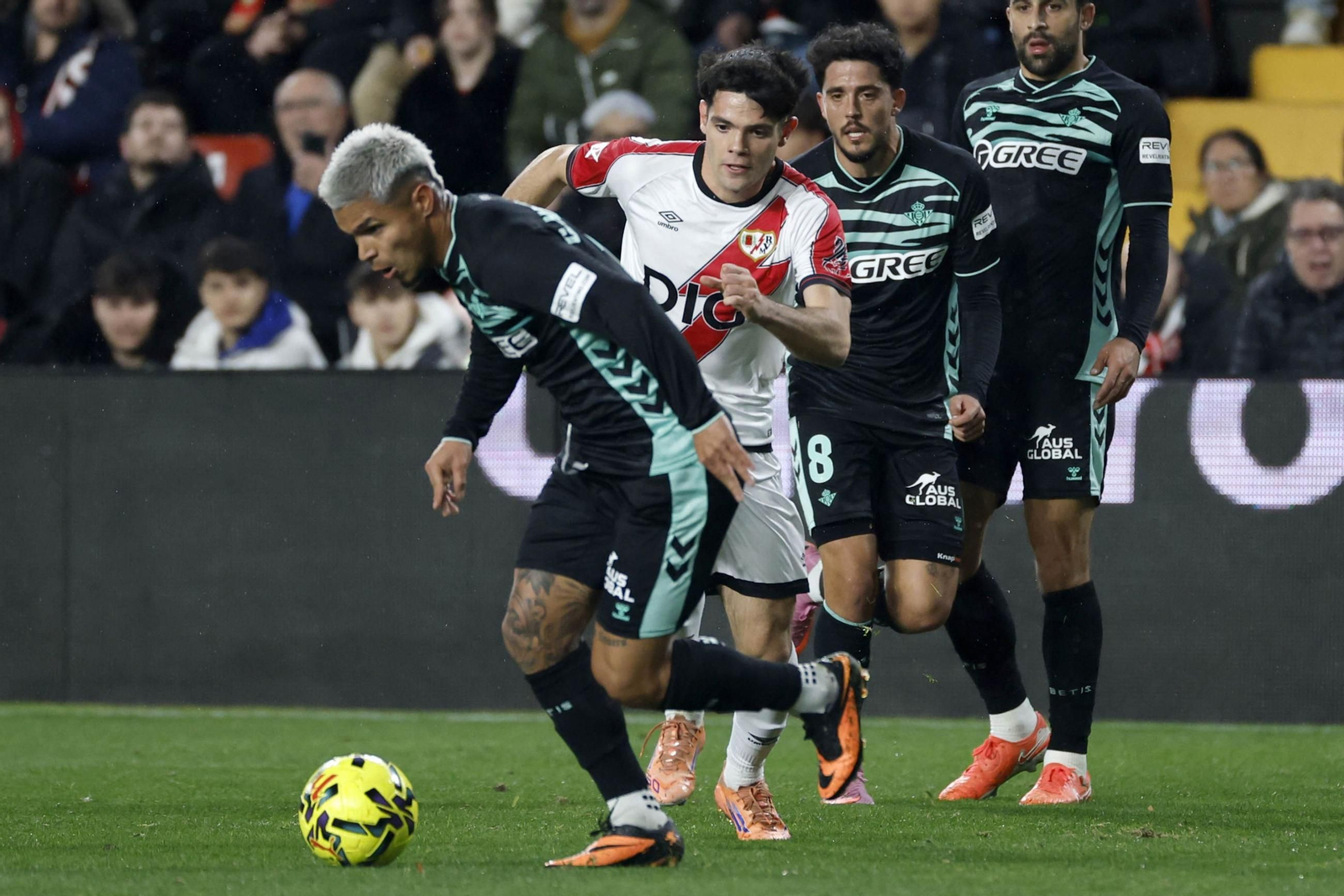 El Cucho, en un lance de la primera parte del choque en Vallecas.