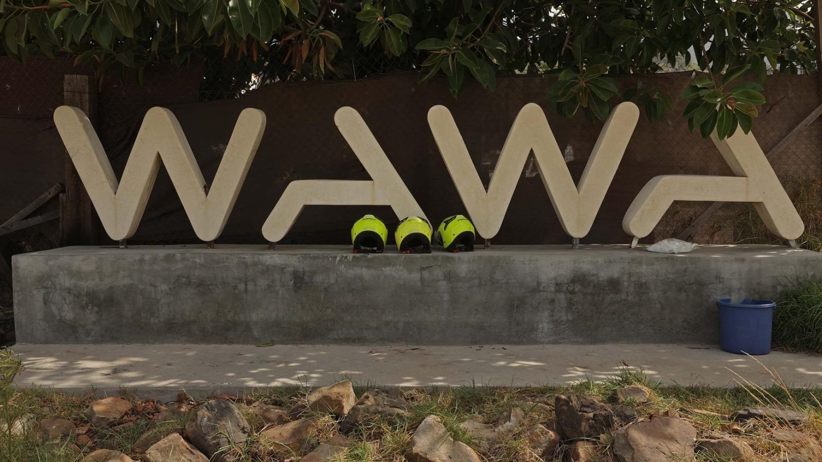 Tres cascos del Infoca junto al rótulo del hotel Wawa de Tarifa.