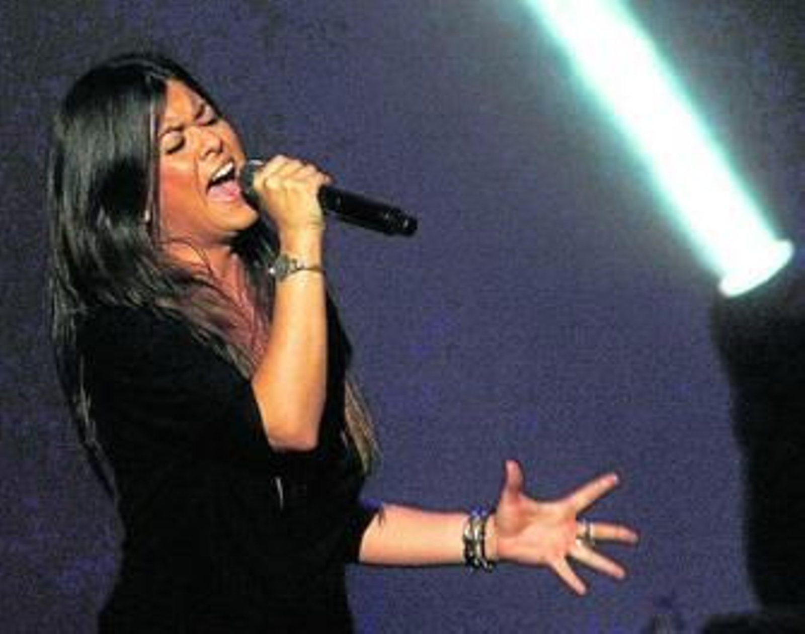 La artista Vanesa Martín, durante su anterior concierto en el Teatro Villamarta.