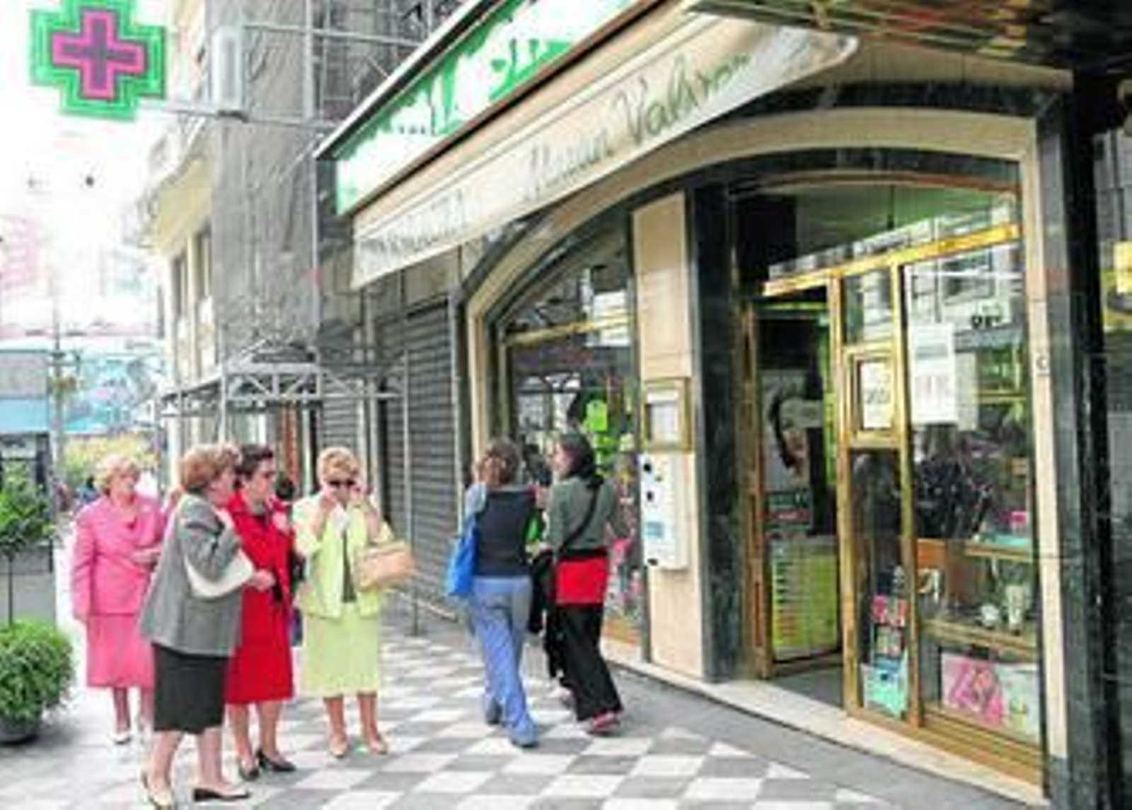 La normativa prohibe los destellos y los mensajes móviles de los carteles luminosos de las farmacias.